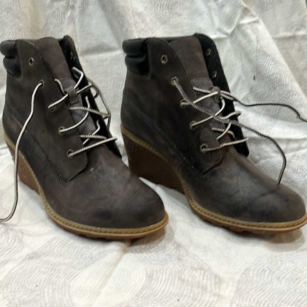Women’s size 11 timberland wedge boots.